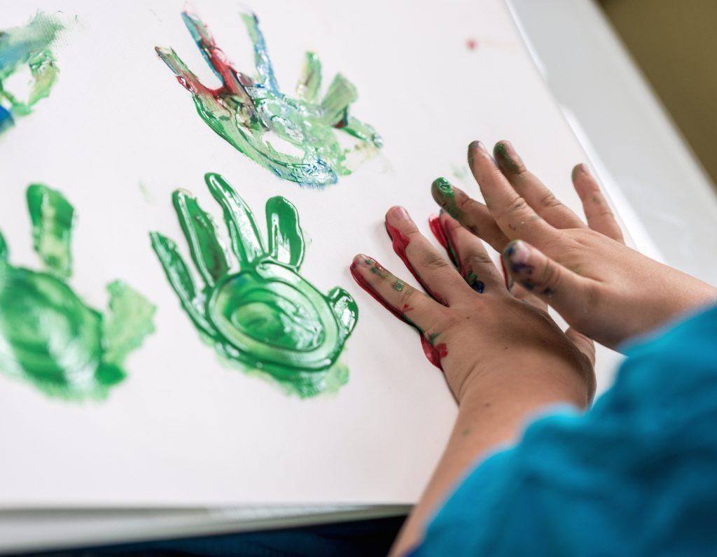 ¿Cuáles son los beneficios de las artes y manualidades para niños?